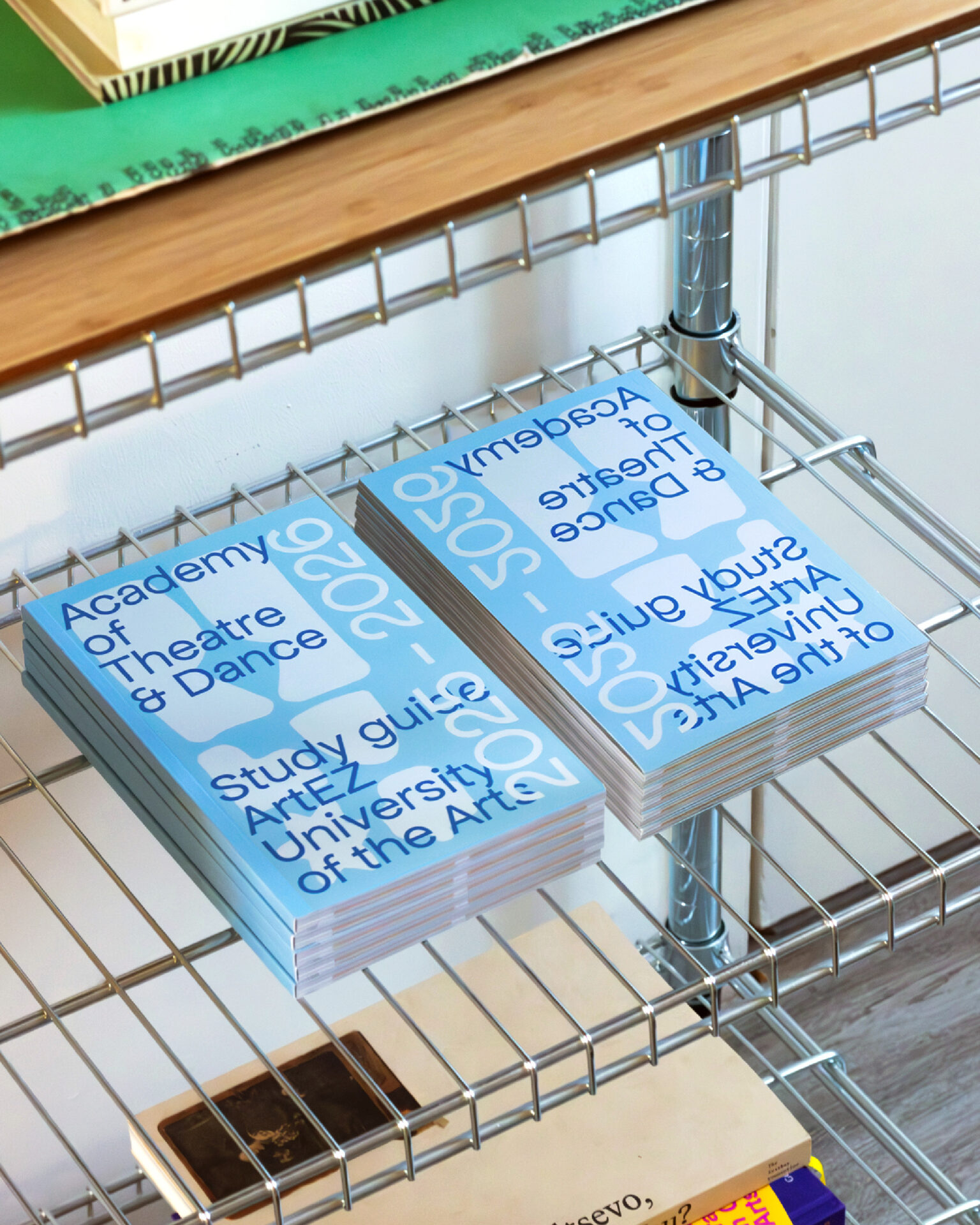 Studiegidsen voor Theater & Dans in een kast, voor- en achterkant zichtbaar